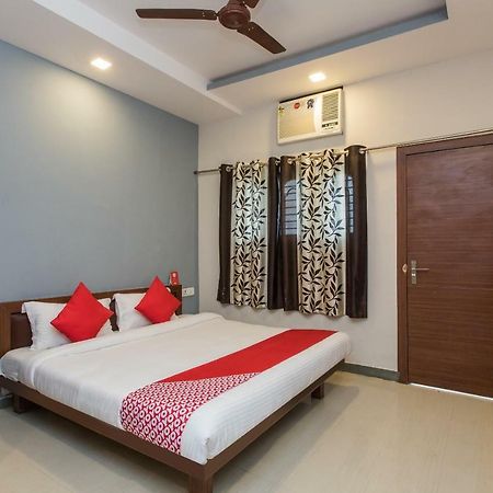 Oyo 17161 Hotel Mahalaxmi Ujjain Buitenkant foto