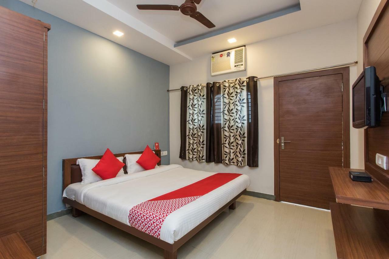 Oyo 17161 Hotel Mahalaxmi Ujjain Buitenkant foto